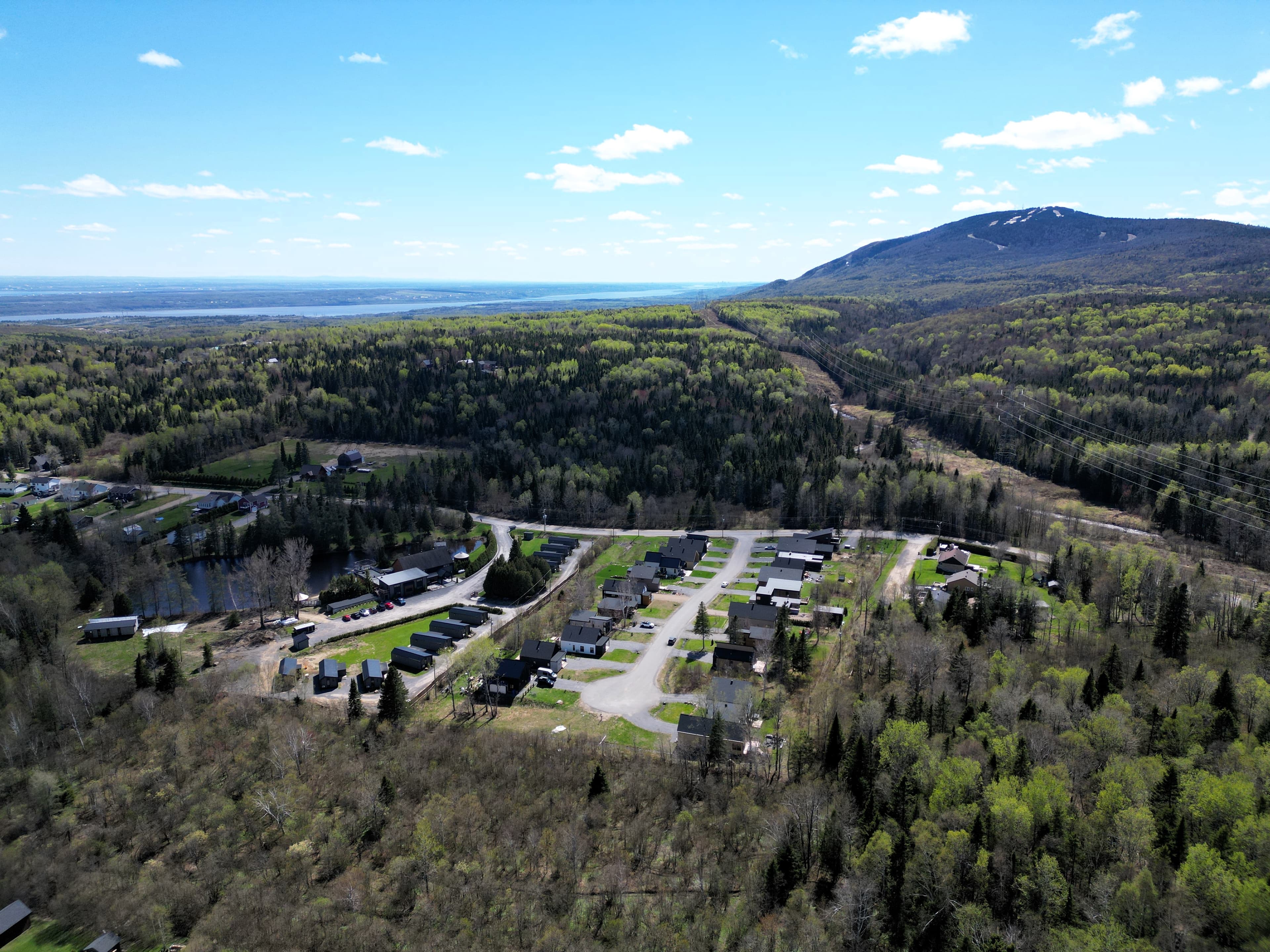 Quartier boisé de Saint-Ferréol-les-Neiges, à quelques minutes du Mont-Sainte-Anne