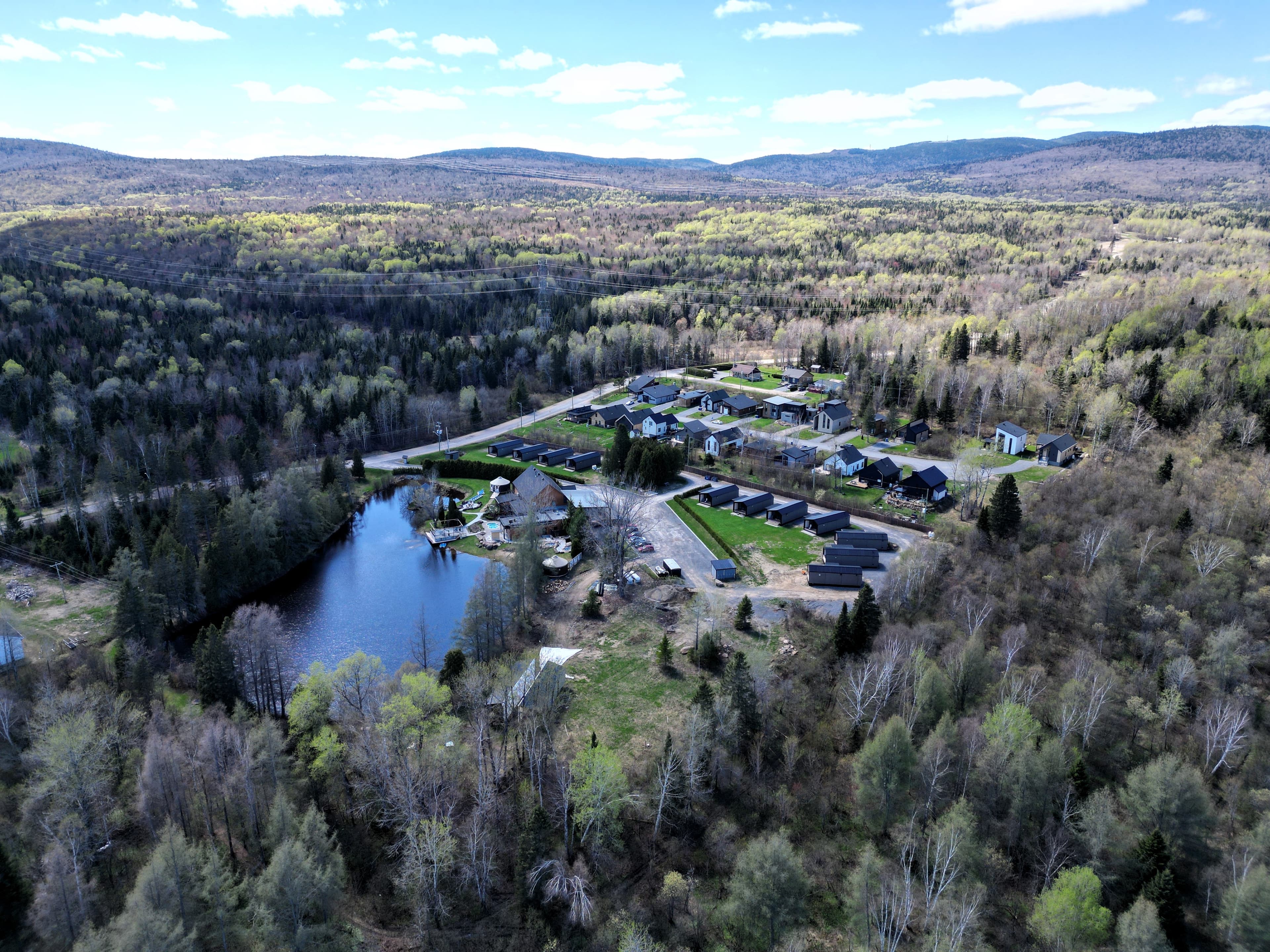 Secteur du chalet près d’un étang, forêts et montagnes de la Côte-de-Beaupré
