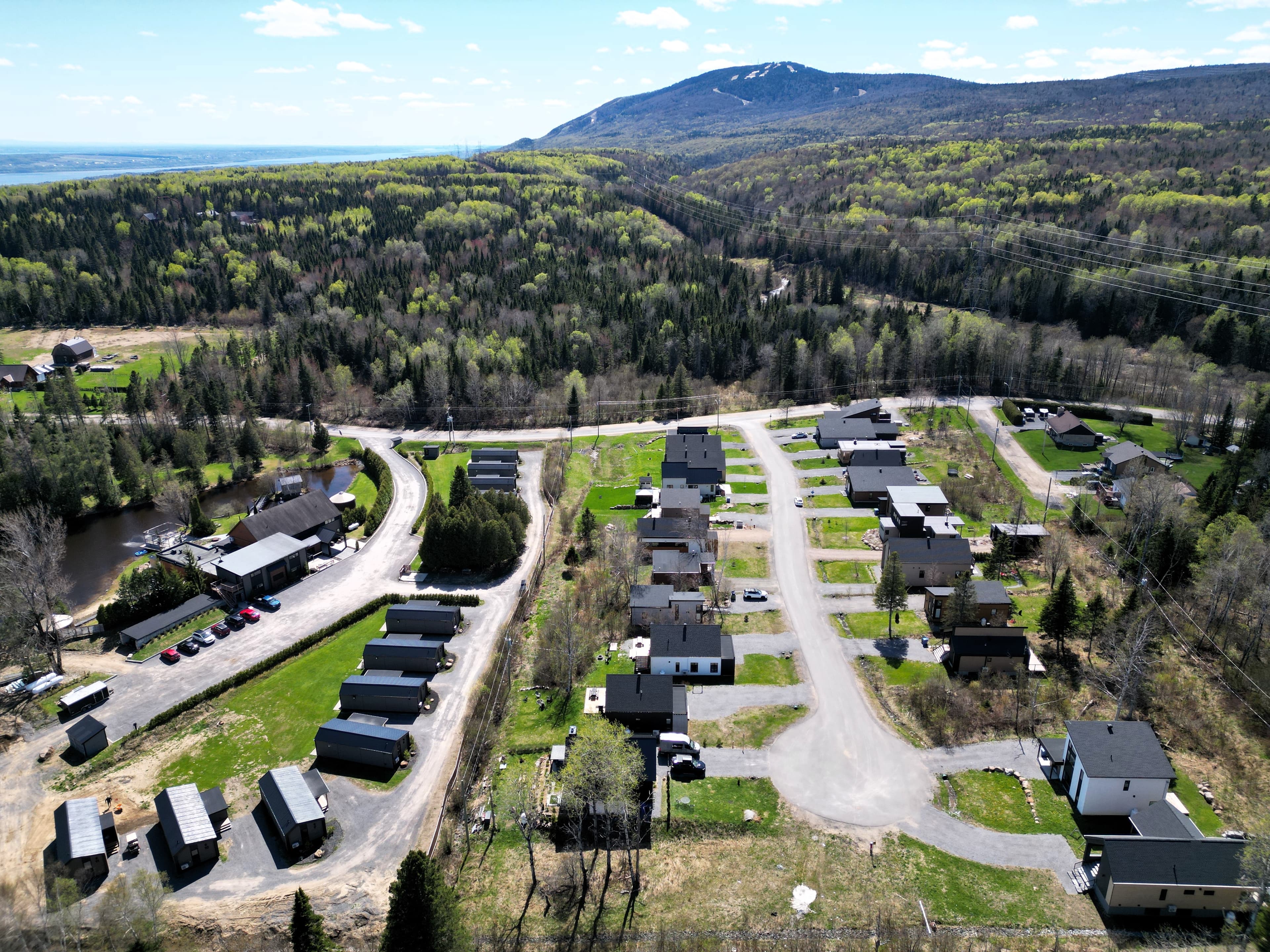 Vue aérienne de Saint-Ferréol-les-Neiges avec le Mont-Sainte-Anne et le fleuve Saint-Laurent
