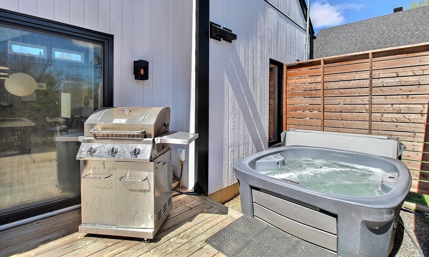 Spa découvert sur le patio du chalet contemporain au Mont-Sainte-Anne